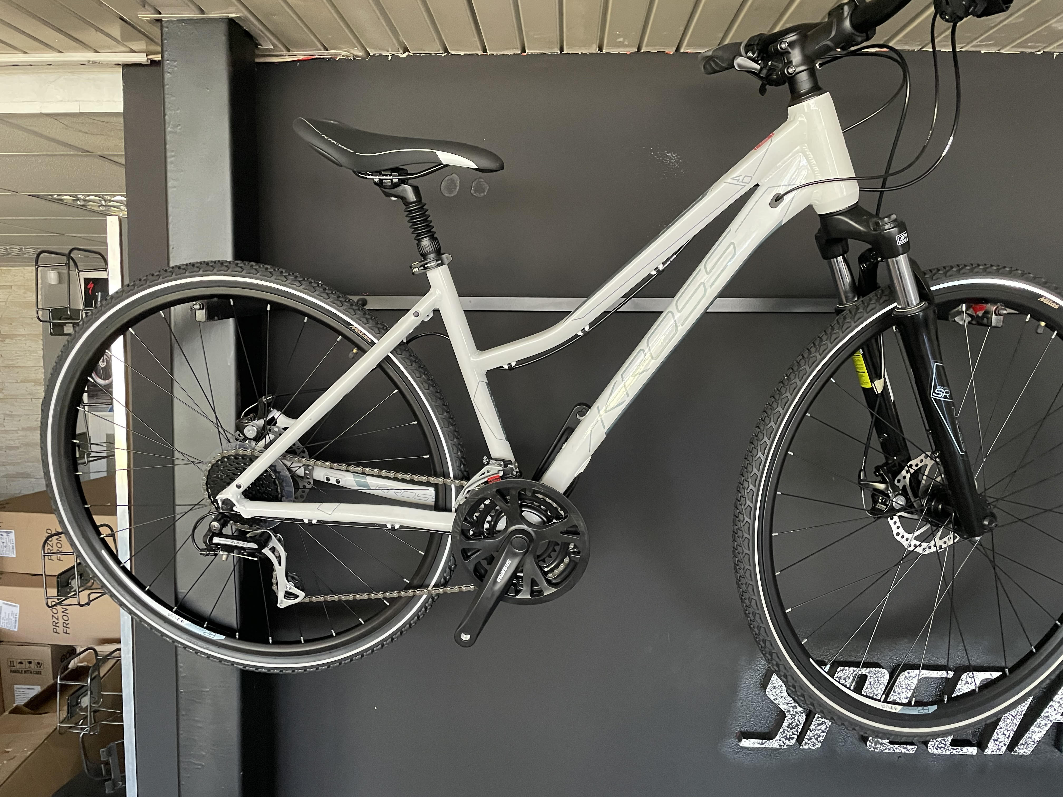 Dámsky trekový bicykel Kross Evado 4.0 28” M 17 2022